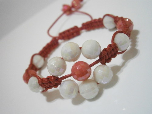 Náramek Kytička - bíločervený (macramé)