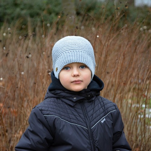 Ručně háčkovaná šedá čepička. — foto 1