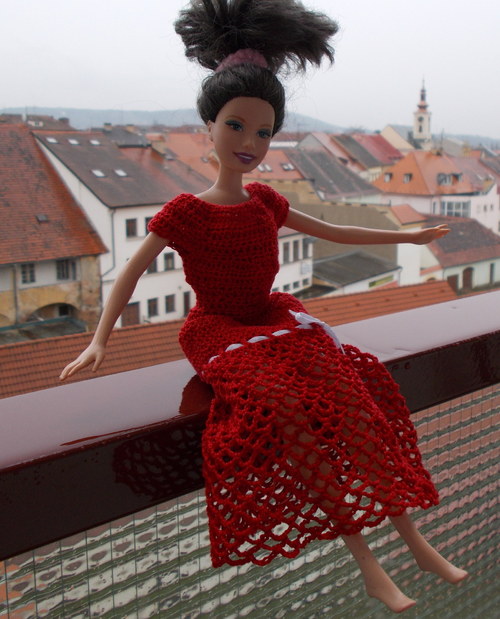 Červené šaty pro Barbie — foto 1