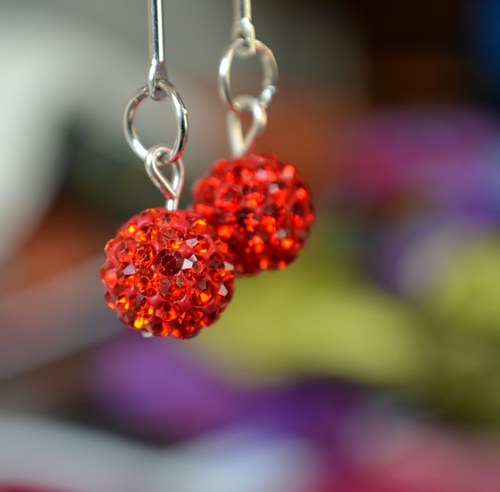 Dlouhé náušnice s třpytivými shamballa korálky