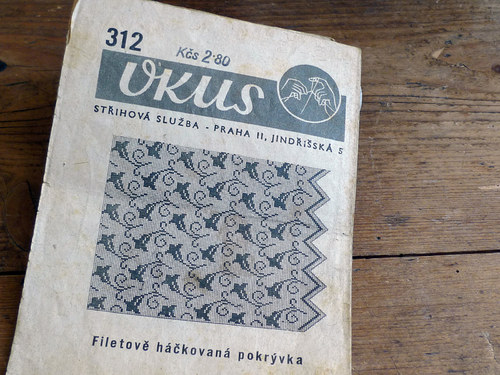 VKUS ... 312 ... háčkovaná dečka — foto 1