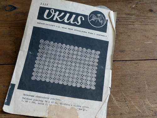 VKUS ... 2325 ... háčkovaná dečka — foto 1