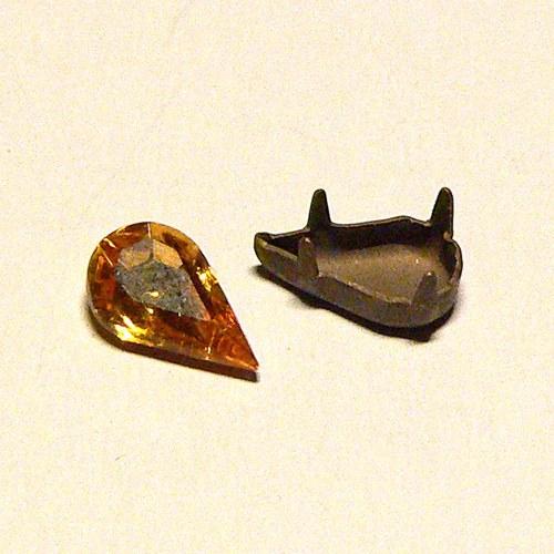 20) hruška 6 x 10 mm kotlík+dublet - topaz