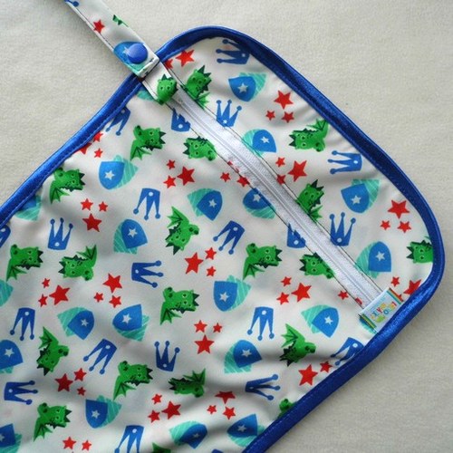 Nepropustná kapsa na zip 21*40cm : dráčci/modrá — foto 1