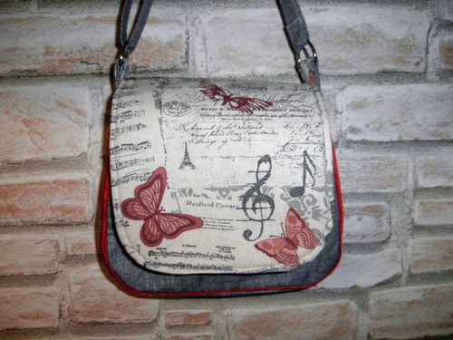 Crossbody noty a motýli — foto 1