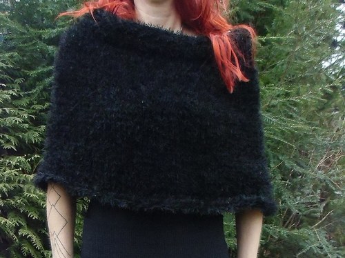 Dámské ručně pletené pončo — foto 1