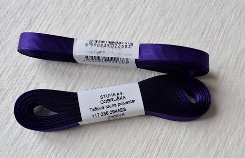 10 m taftové stuhy, barva tmavě fialová