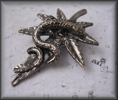 Ještěrka...40 x 27 mm .... střeně tmavá patina