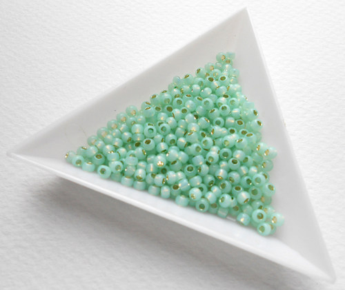 TOHO 8/0 Silver-Lined Milky Lt Peridot 10 g — foto 1