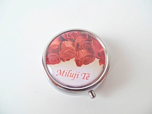 Lékovka se červenými růžemi a nápisem "Miluji Tě"