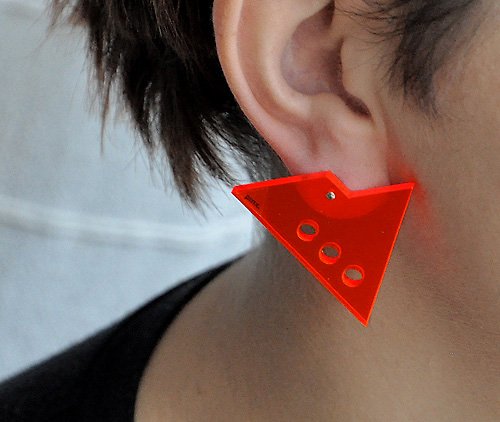 Červené náušnice TRIGON N04 z plexi — foto 1