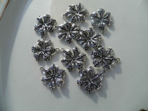 Květ - přívěsek /28,5x23mm/- 10ks