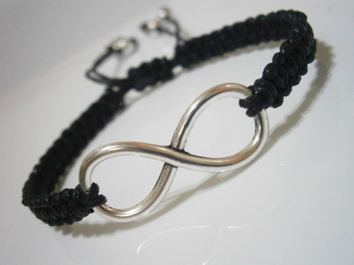 Infinity náramek černý (macramé) — foto 1