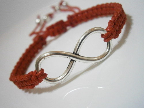 Infinity náramek červený (macramé) — foto 1