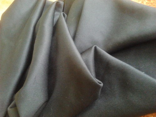 Material na černé elastické šaty — foto 1