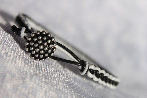 Černobílý.. Náramek macramé/shamballa — foto 1