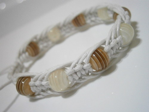 Bílý náramek (macramé) — foto 1