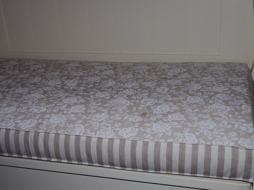 Futon, růže na režné