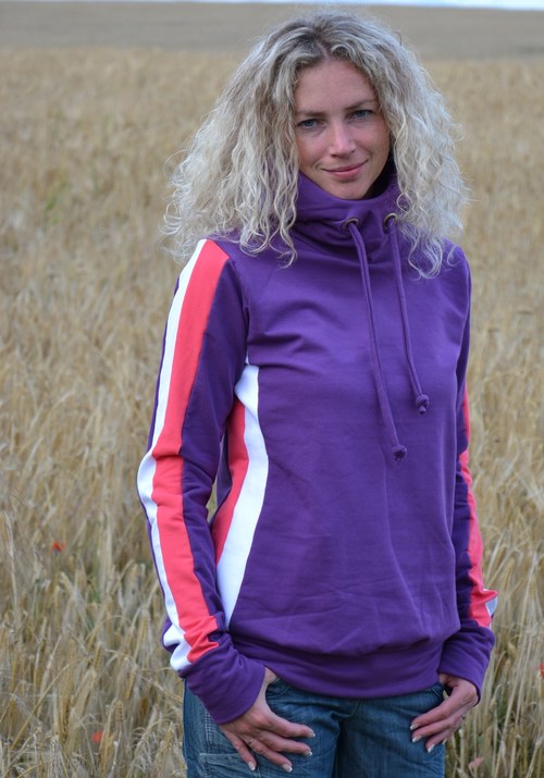 Tříbarevná mikina — foto 1