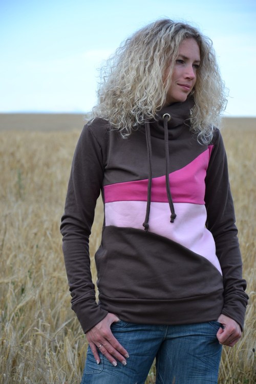 Tříbarevná mikina — foto 1