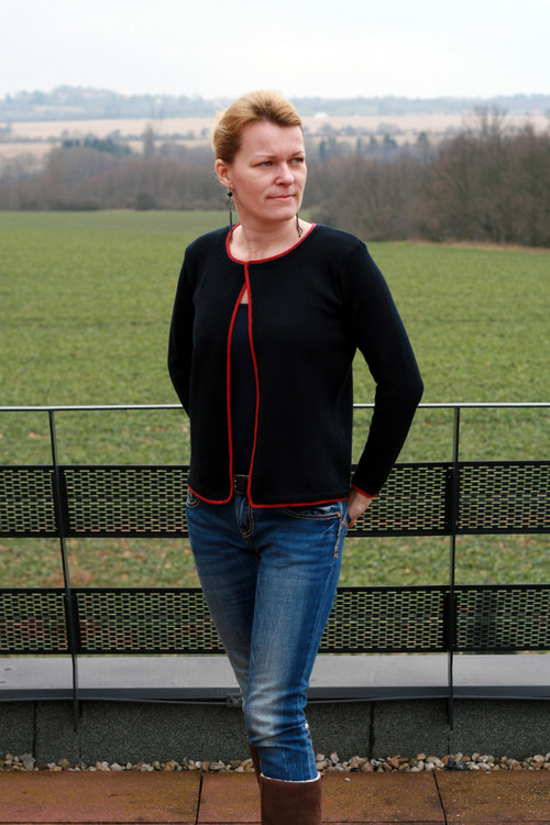 Svetrík Black&Red — foto 1