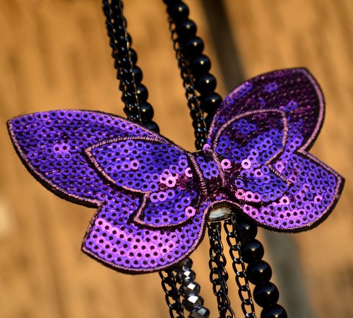 Dlouhý náhrdelník s odepínací broží Motýl violet