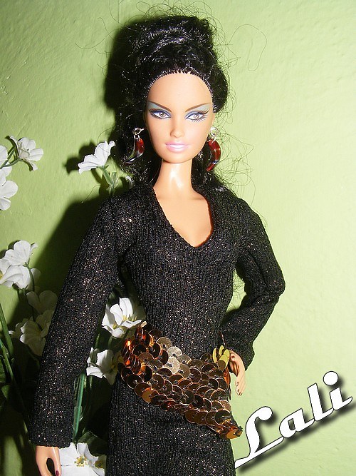 Černé šaty pro Model Muse — foto 1