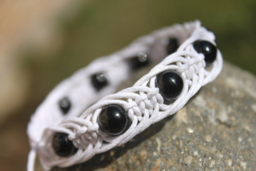 White and Black.. Náramek macramé