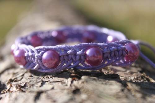 S vůní fialek.. ;) Náramek macramé — foto 1
