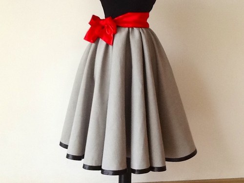 Šedá kolová sukně s černým lemem — foto 1