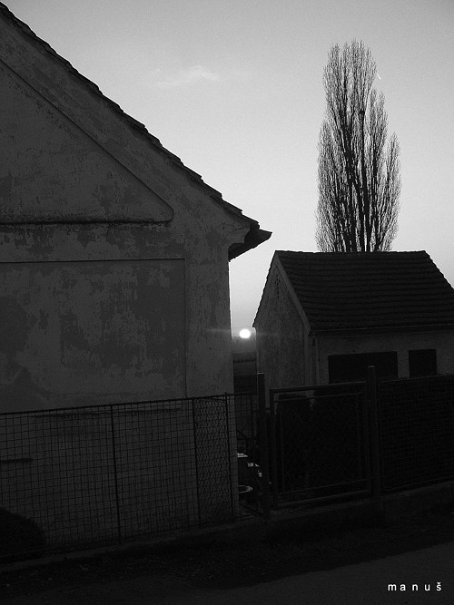 Mezi domy - fotografie