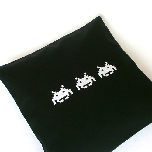 Polštářek "space invaders" - černo/bílý