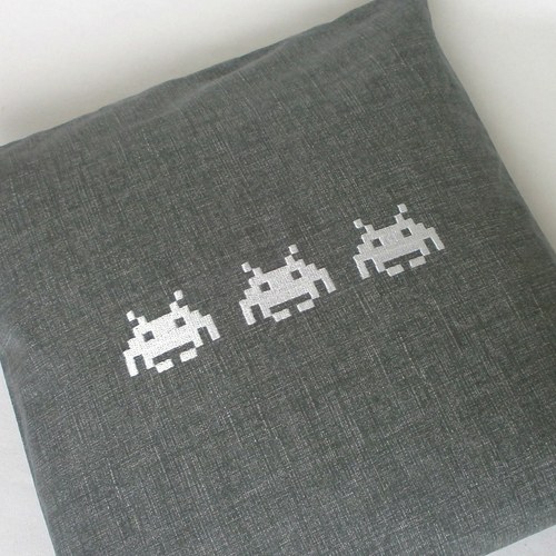 Polštářek "space invaders" - šedý — foto 1