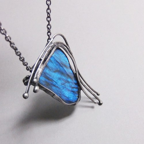 Surový lesk — foto 1