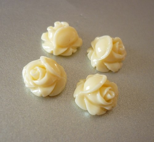 C7/ kabošon růžička béžová / 10x10x6mm / 4ks