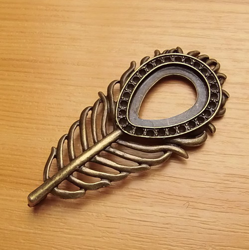 Paví pero - starobronz - 68mm x 33mm