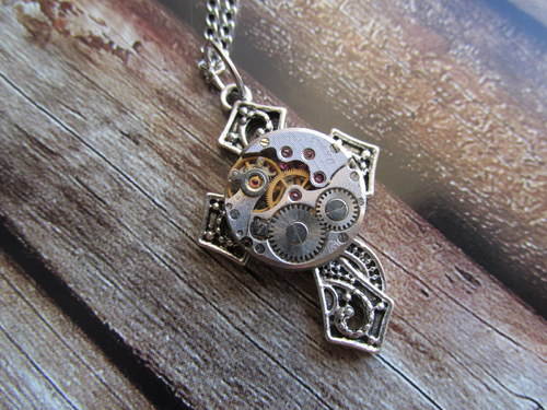 KŘÍŽEK steampunkový přívěsek — foto 1