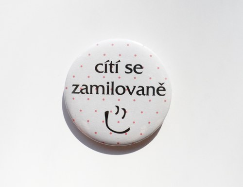 Cítí se zamilovaně - placky se špendlíkem