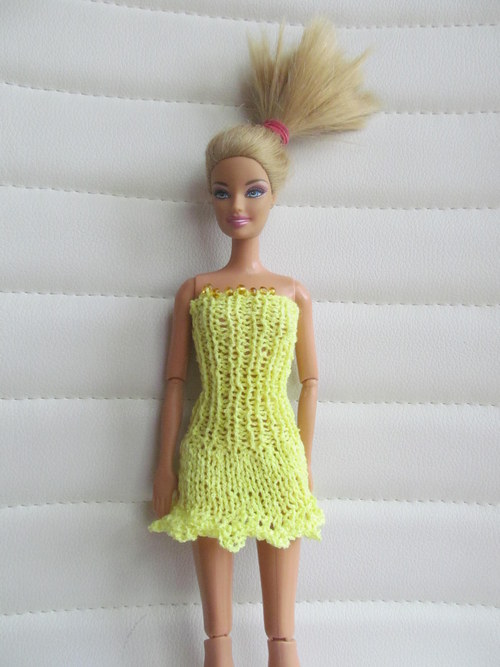 Žluté minišaty pro Barbie — foto 1