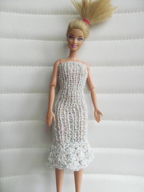 Dlouhé, lesklé šaty pro Barbie — foto 1