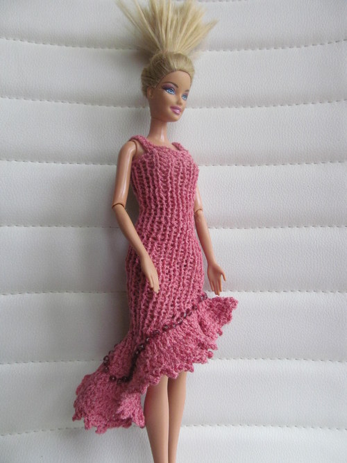 Koktejlové šaty pro Barbie — foto 1