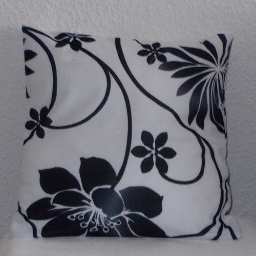 Povlak na polštářek - černé ornamenty — foto 1