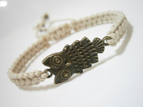 Náramek se sovičkou - béžový (macramé) — foto 1
