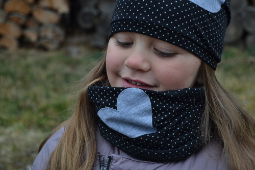 Nákrčník... černý puntík — foto 1