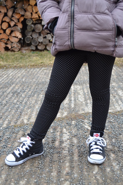Legínky puntíčkaté černé — foto 1