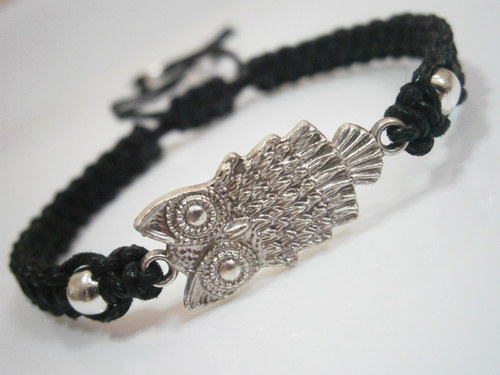 Náramek se sovičkou - černý (macramé) — foto 1