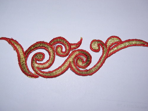 Zlato-červená nažehlovací aplikace ornament