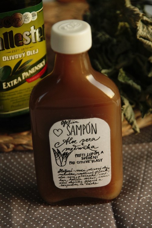 Šampón meduňka & aloe vera proti lupům — foto 1