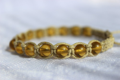 S kapkami medu.. Náramek macramé/shamballa — foto 1