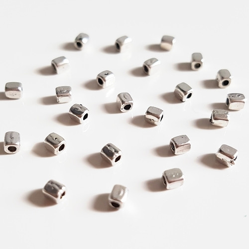 Korálek kovový, kvádřík, platina, 2x3 mm (25ks)